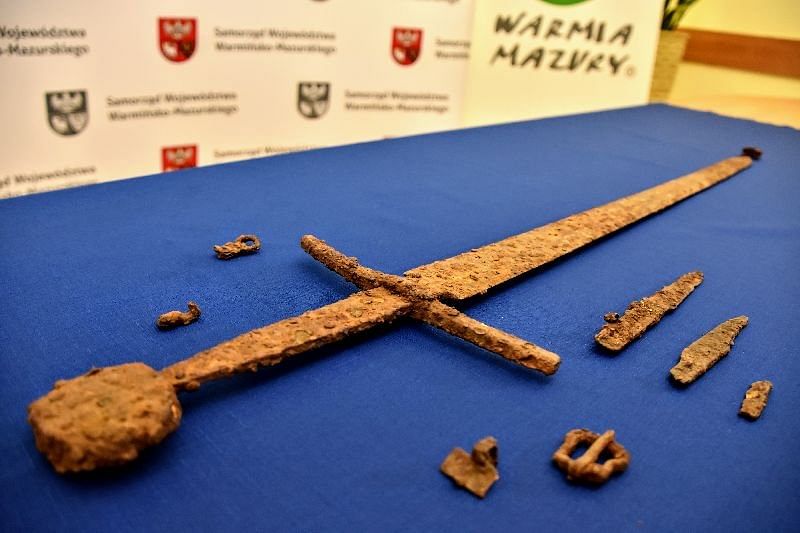 Detektorem kovů našel středověký meč; zřejmě pochází z bitvy u Grunwaldu